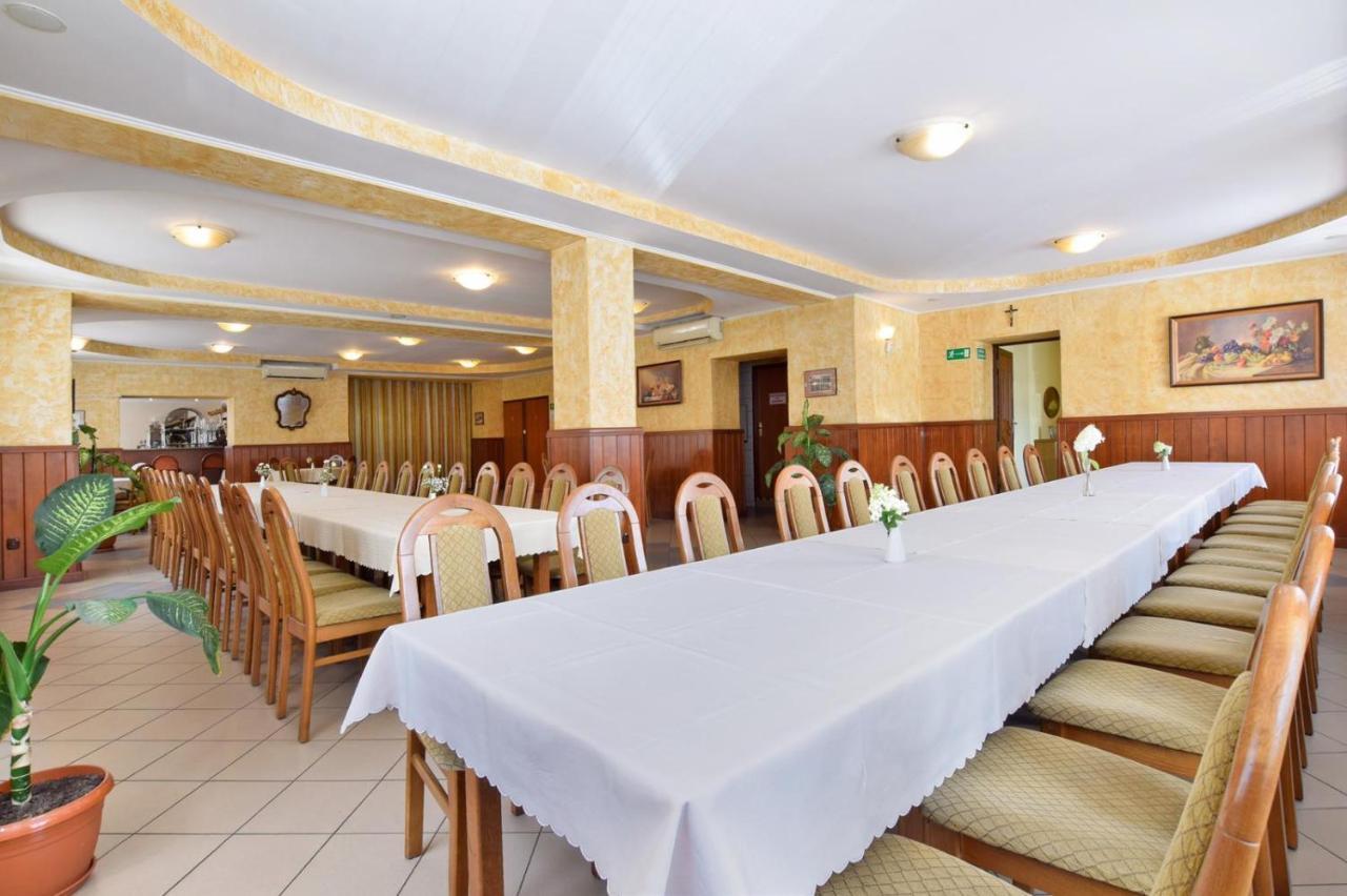 Hotel Stary Ratusz Kostomloty エクステリア 写真