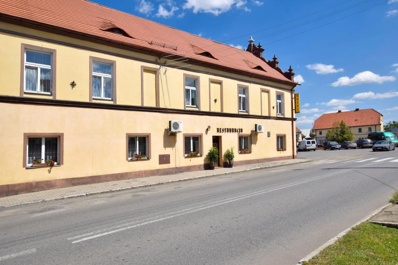 Hotel Stary Ratusz Kostomloty エクステリア 写真